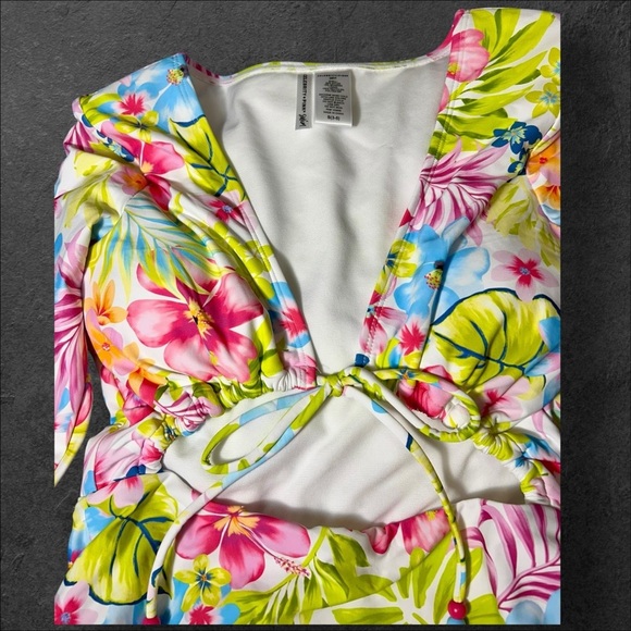 🌸 Think Pink! 🌺 Celebrity One-Piece Swim Stunner - Picture 7 of 8